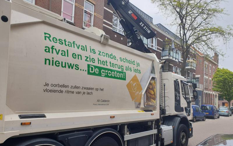 Je oorbellen zullen zwaaien op het vloeiende ritme van je lach